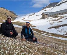 Silvana e Luisa in mezzo ai crocus - Silvana